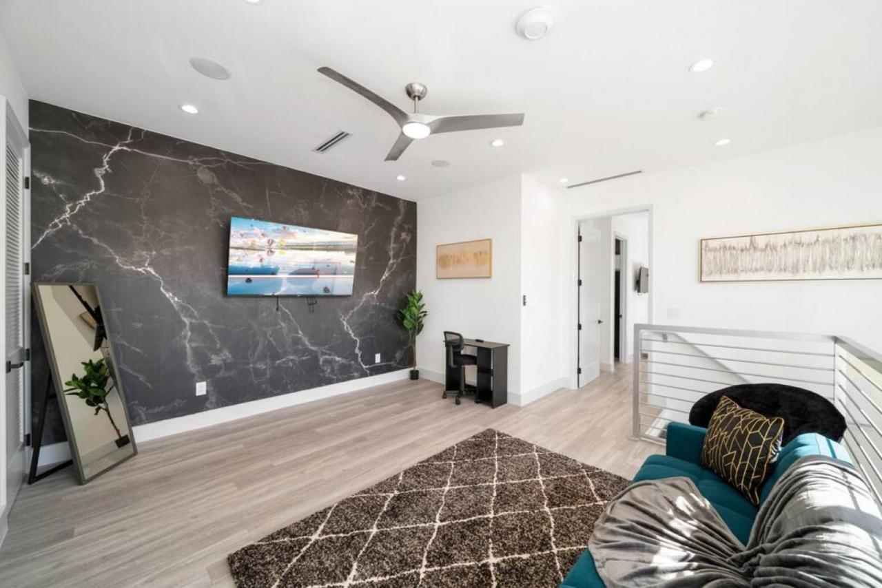 Luxury W 2 Pools Near *