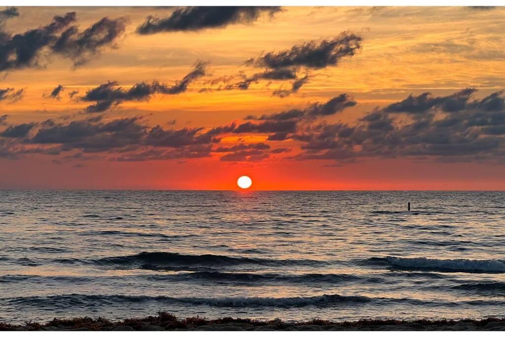 Pearl-by-the-sea; Private Pool; Walk To The Holiday home Fort Lauderdale