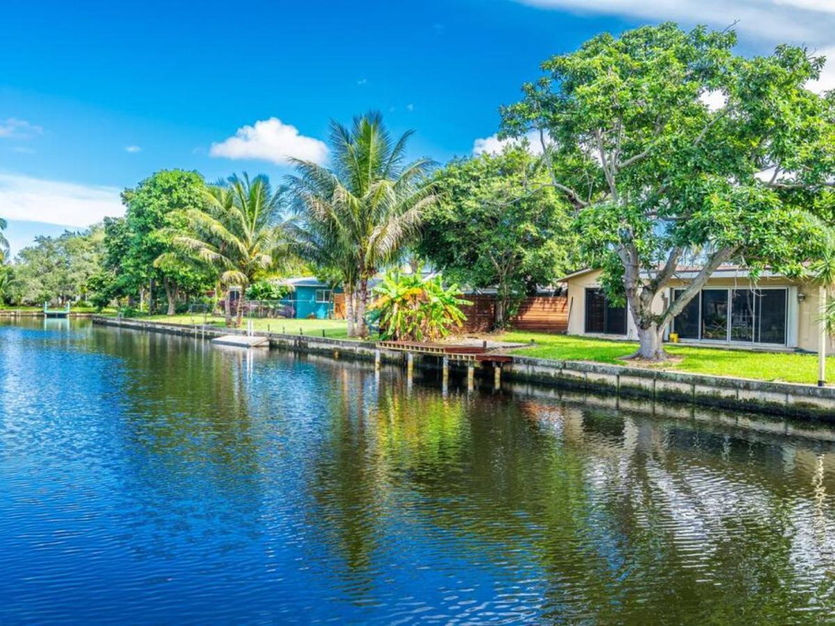 Charming Waterfront Pool Holiday home *