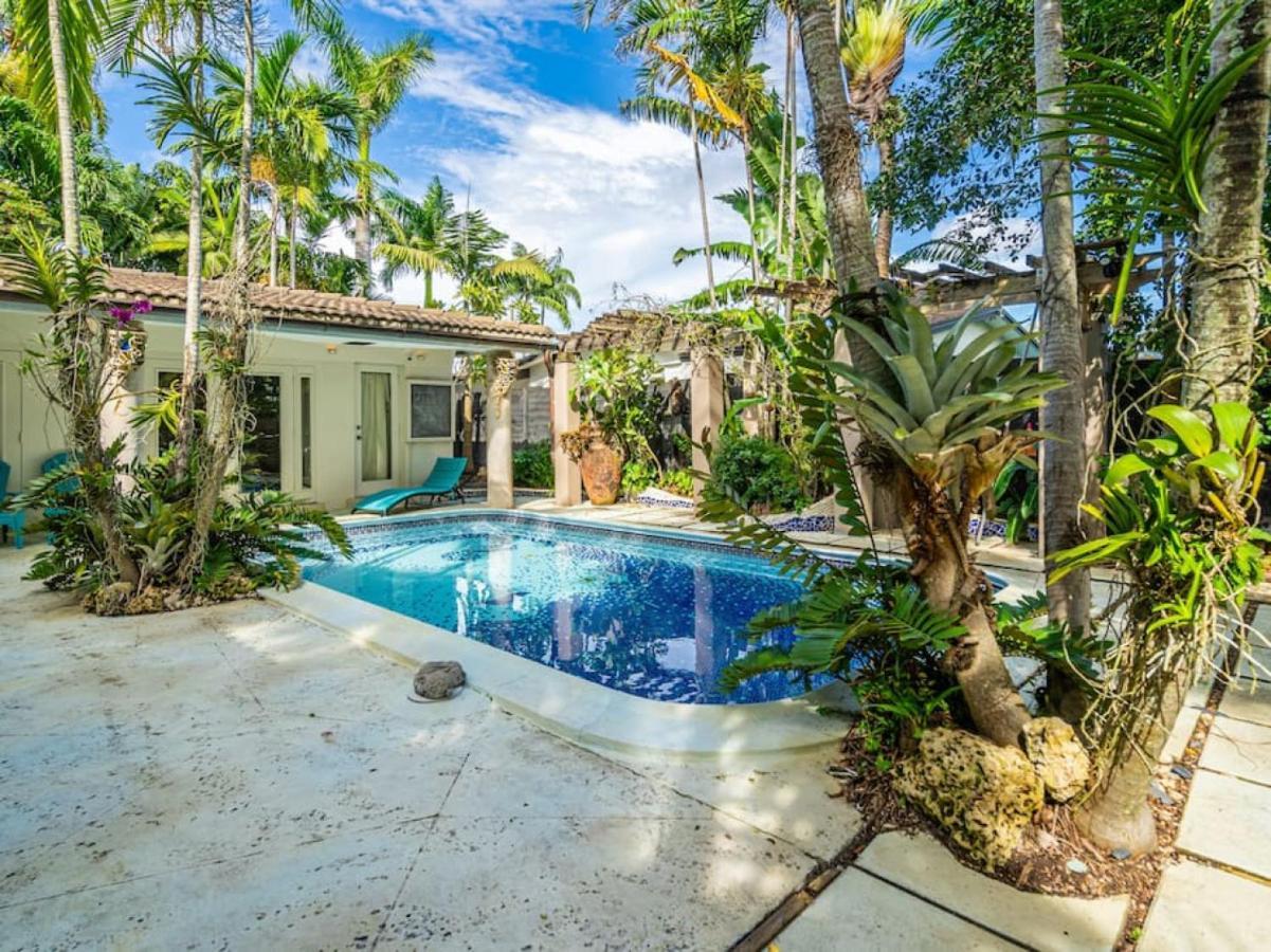 Charming Waterfront Pool Holiday home