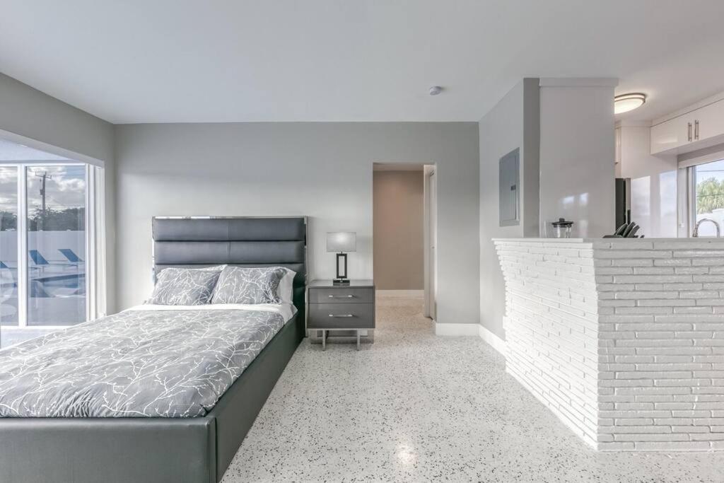 Sunshine Manors 2025-b * Fort Lauderdale