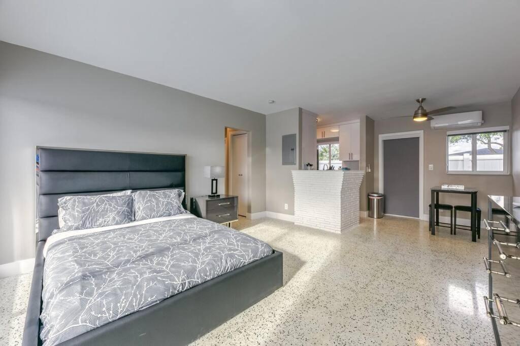 Sunshine Manors 2025-b Apartment *
