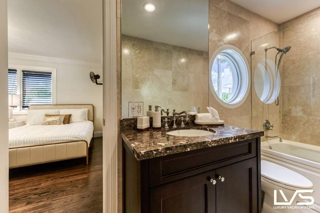 Poinciana-luxehome Wlk2beach Heatedpool Hottub Holiday home Fort Lauderdale