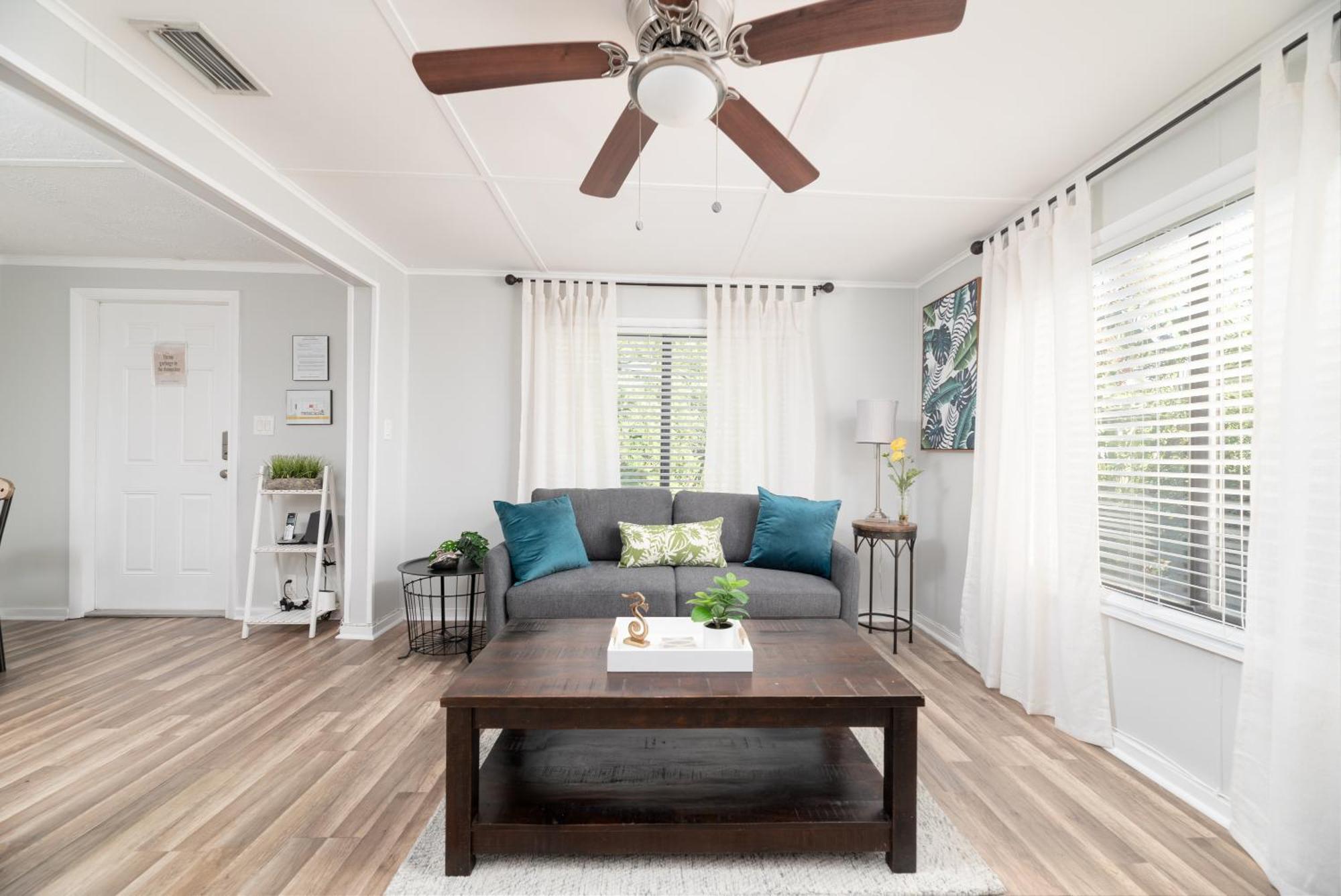 The Flats At Riverside Park 4 *