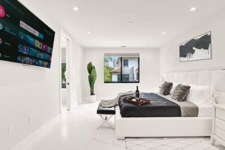 New 4br W Pool Walk To Olas 5mins To Holiday home