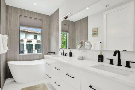 Holiday home New 4br W Pool Walk To Olas 5mins To *