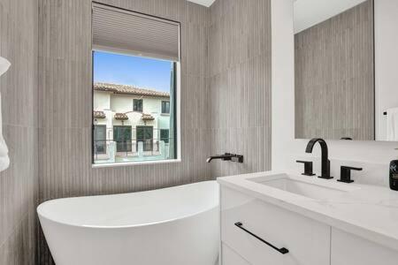 Holiday home New 4br W Pool Walk To Olas 5mins To Fort Lauderdale
