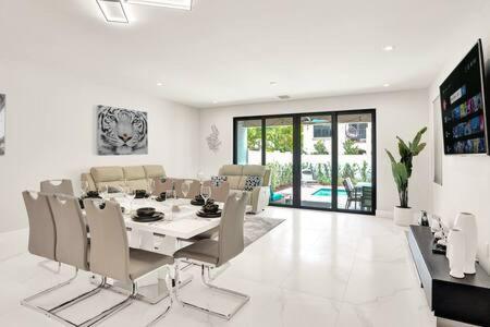 New 4br W Pool Walk To Olas 5mins To Holiday home Fort Lauderdale