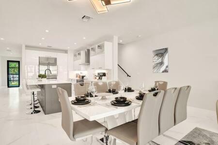 New 4br W Pool Walk To Olas 5mins To Fort Lauderdale