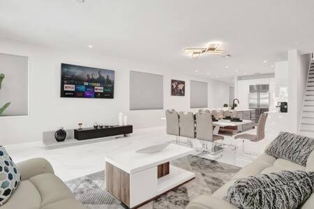 New 4br W Pool Walk To Olas 5mins To Holiday home