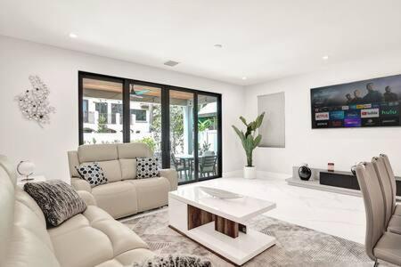 Holiday home New 4br W Pool Walk To Olas 5mins To Fort Lauderdale