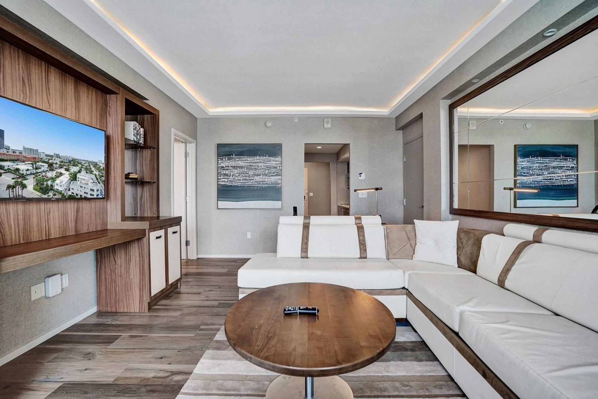 Chic Beachfront Bliss - Your Perfect 1 Bedroom Retreat! Apartment