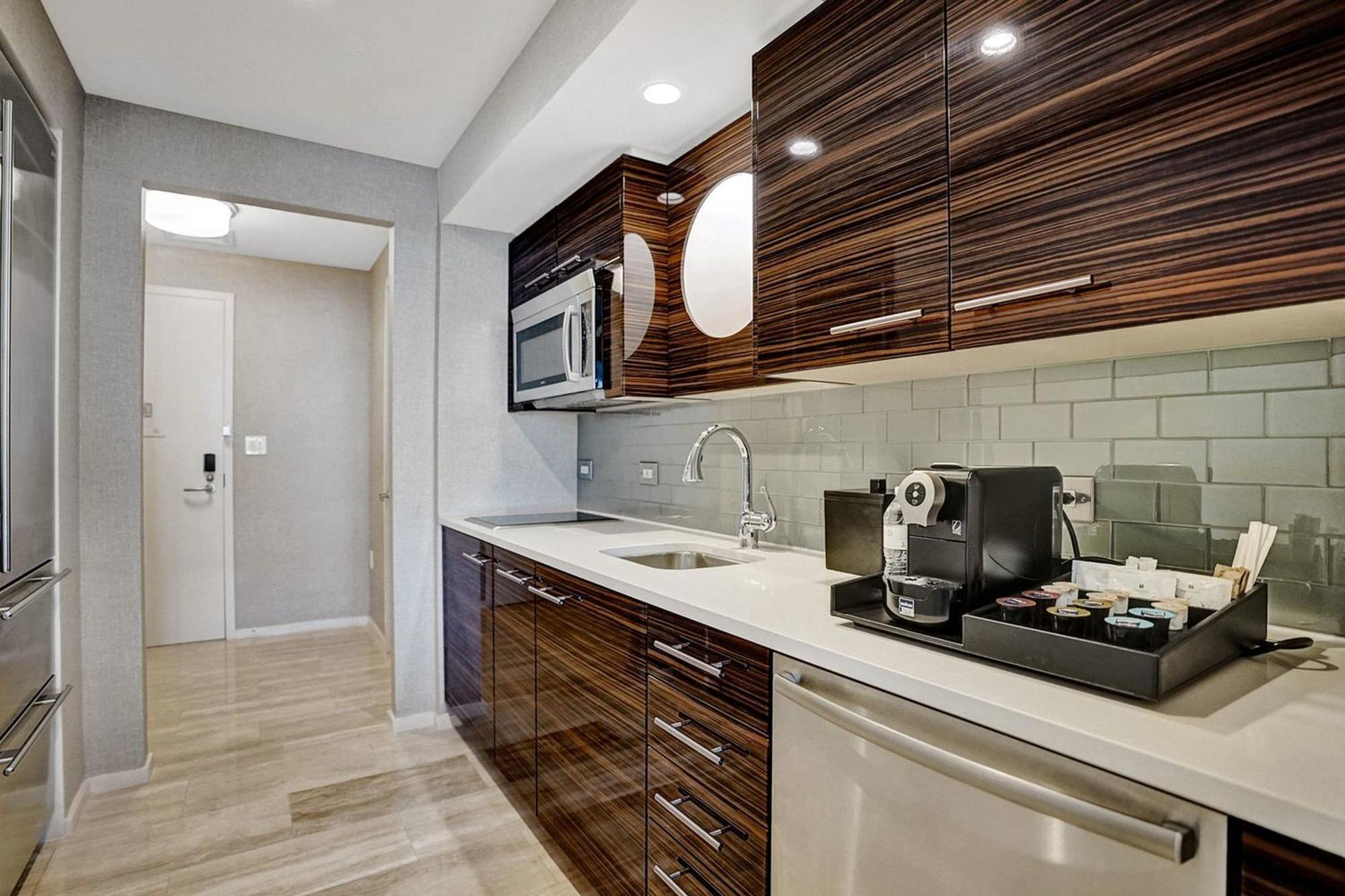 Chic Beachfront Bliss - Your Perfect 1 Bedroom Retreat! Apartment *