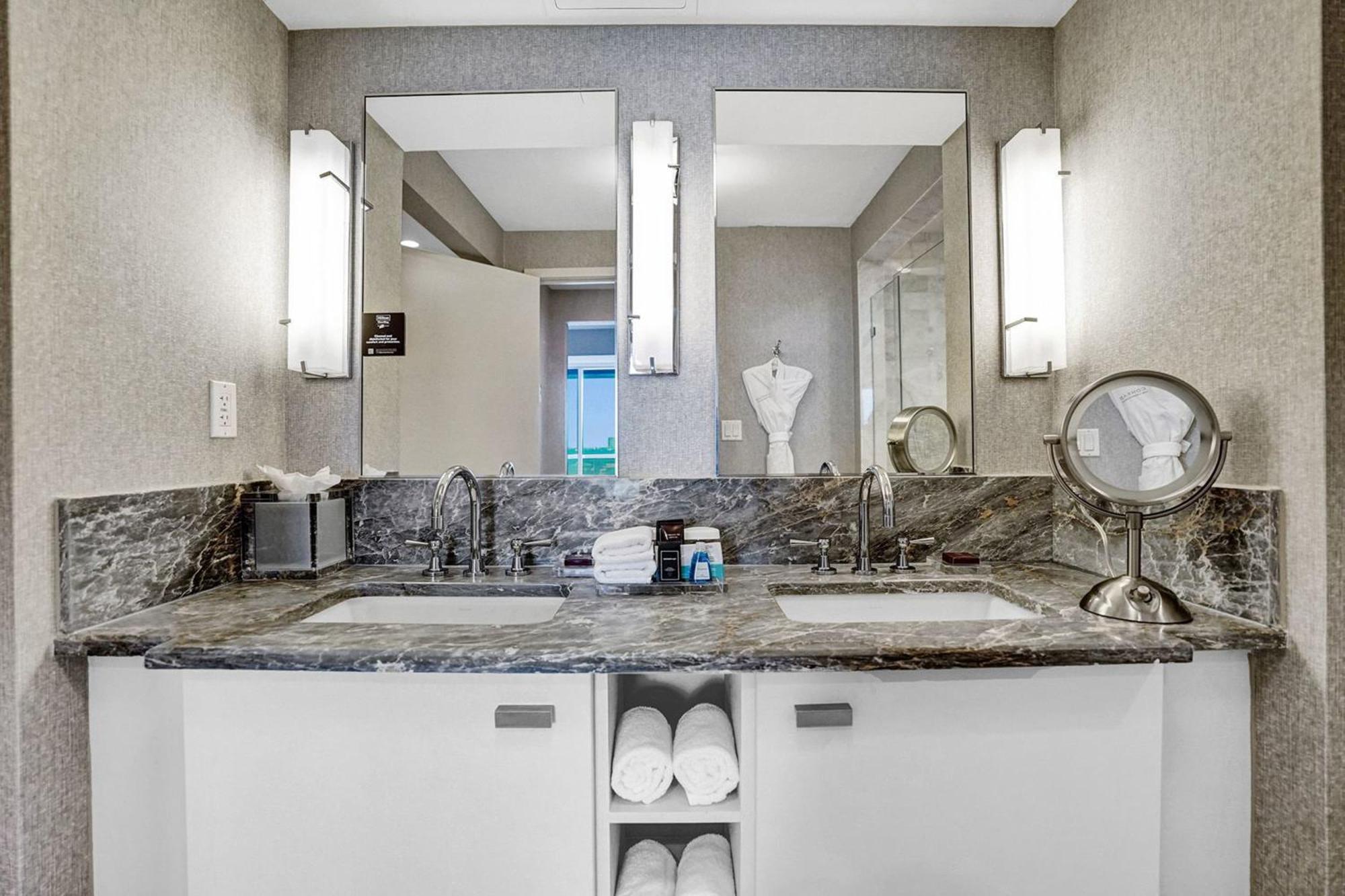 Apartment Chic Beachfront Bliss - Your Perfect 1 Bedroom Retreat! *