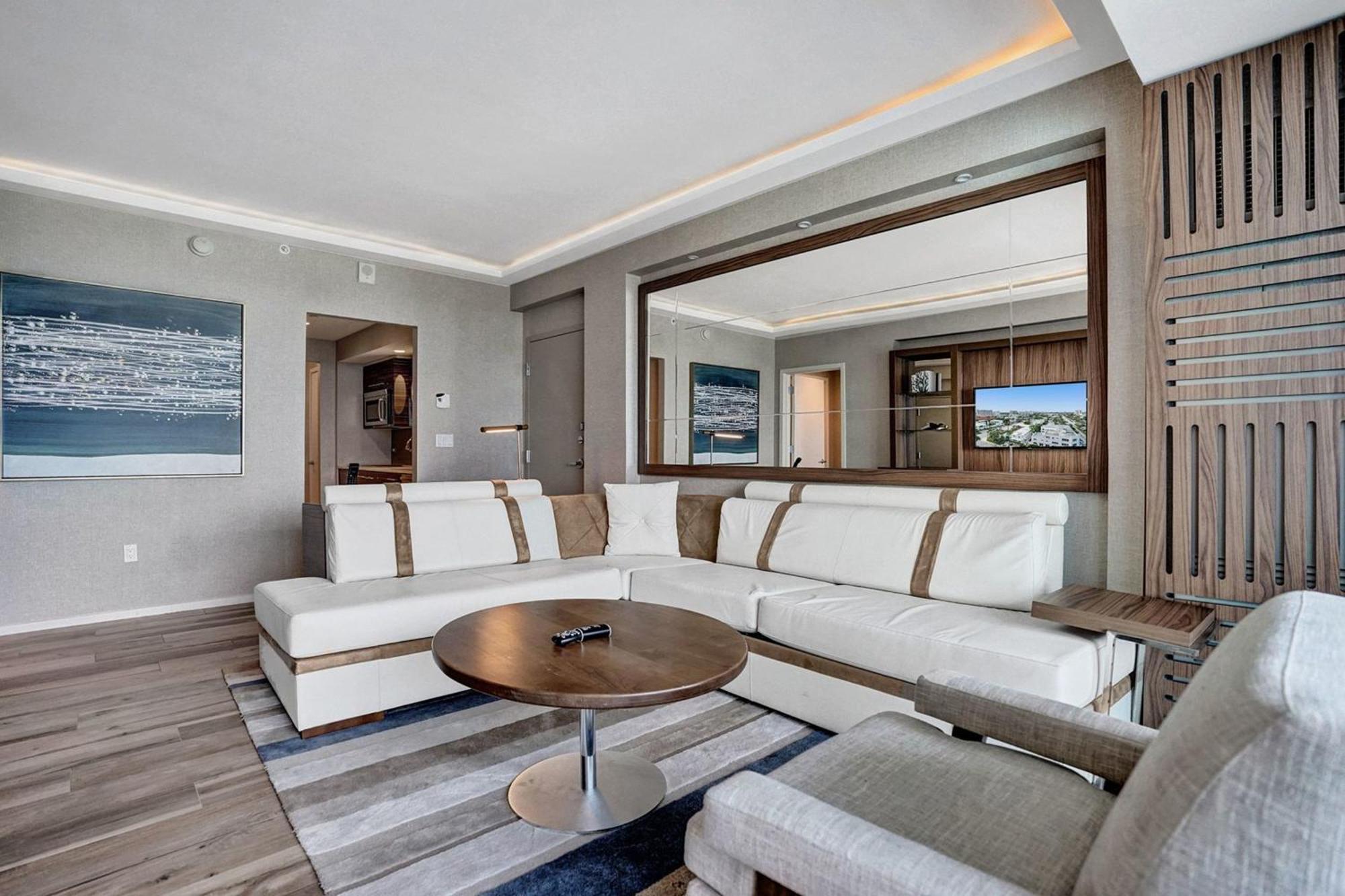 Apartment Chic Beachfront Bliss - Your Perfect 1 Bedroom Retreat! *