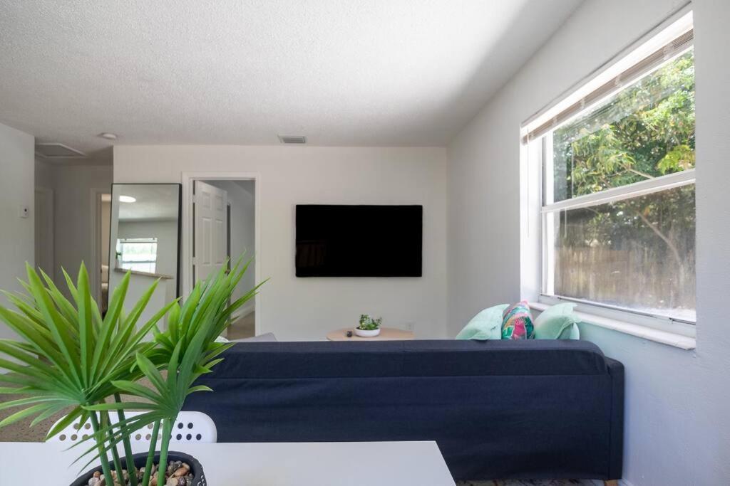 Lovely 2 Bed 1 Bath Near Olas W/free Parking! Apartment Fort Lauderdale