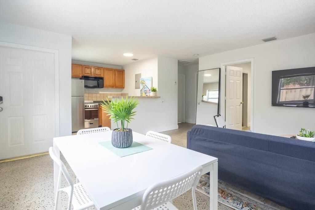 Lovely 2 Bed 1 Bath Near Olas W/free Parking! Fort Lauderdale