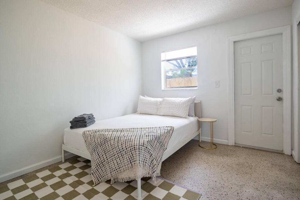 Lovely 2 Bed 1 Bath Near Olas W/free Parking! Apartment