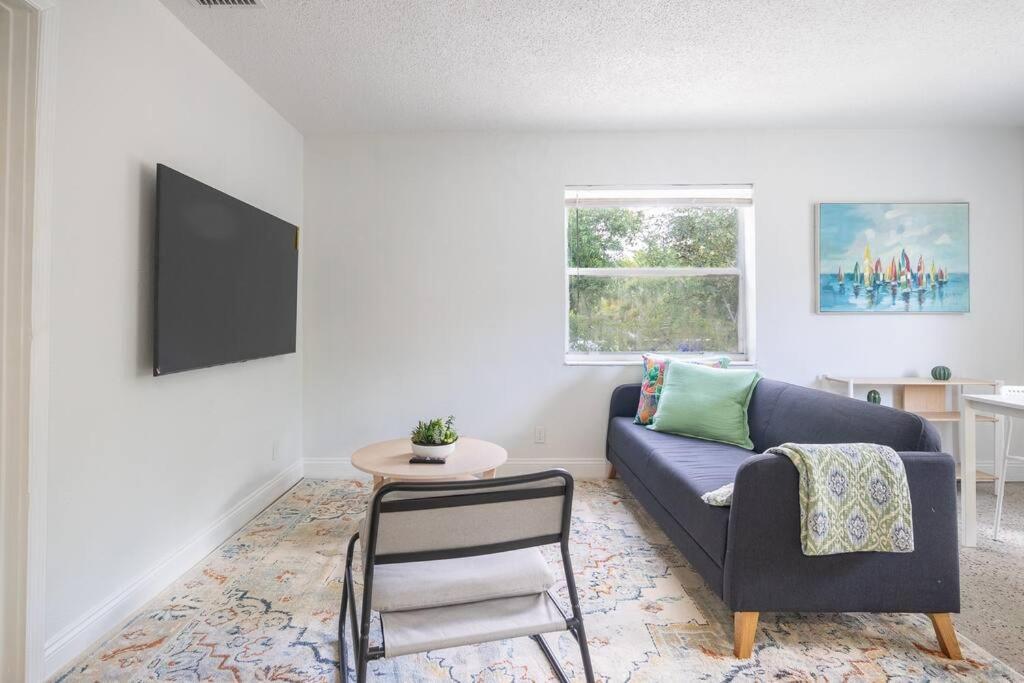 Lovely 2 Bed 1 Bath Near Olas W/free Parking! Apartment Fort Lauderdale