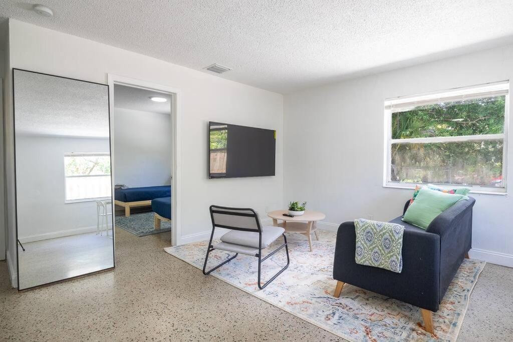 Lovely 2 Bed 1 Bath Near Olas W/free Parking! *