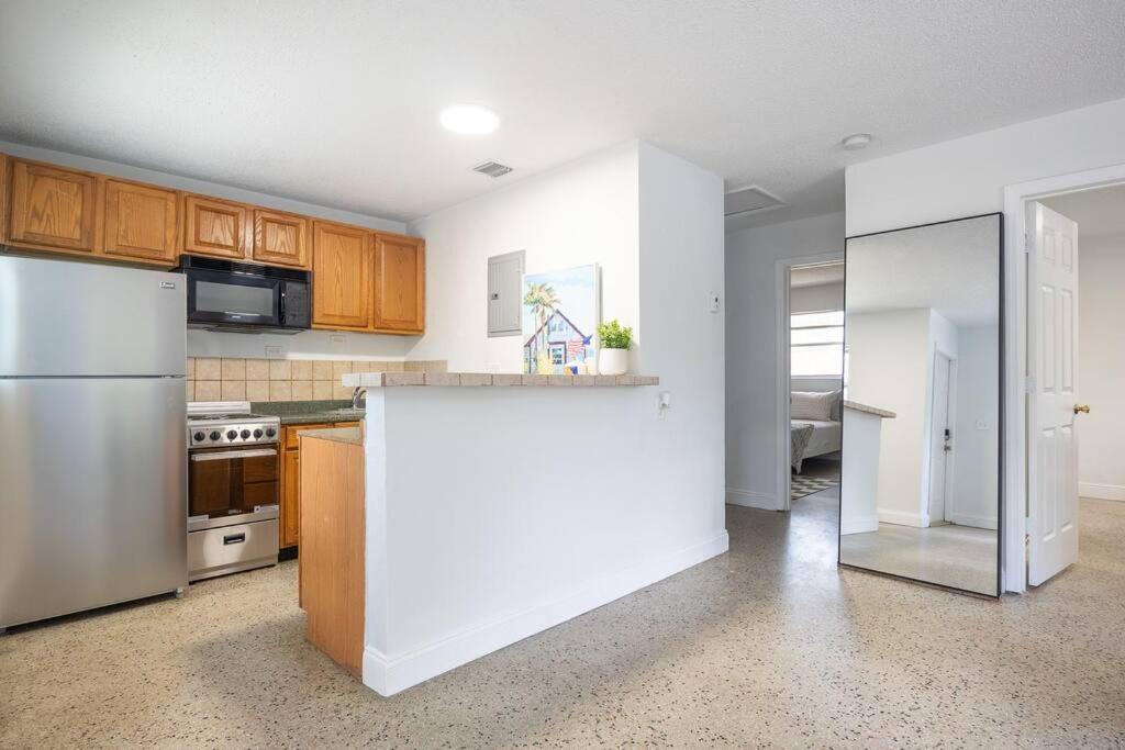 Lovely 2 Bed 1 Bath Near Olas W/free Parking! * Fort Lauderdale