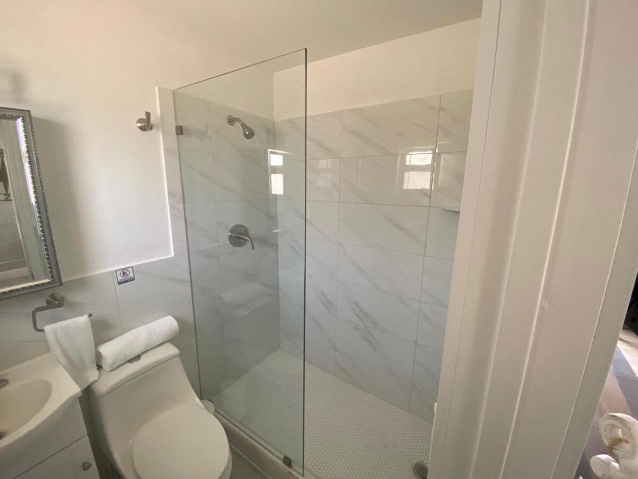 Apartment 2 Min Walk To The Beach- Renovated King #2 *