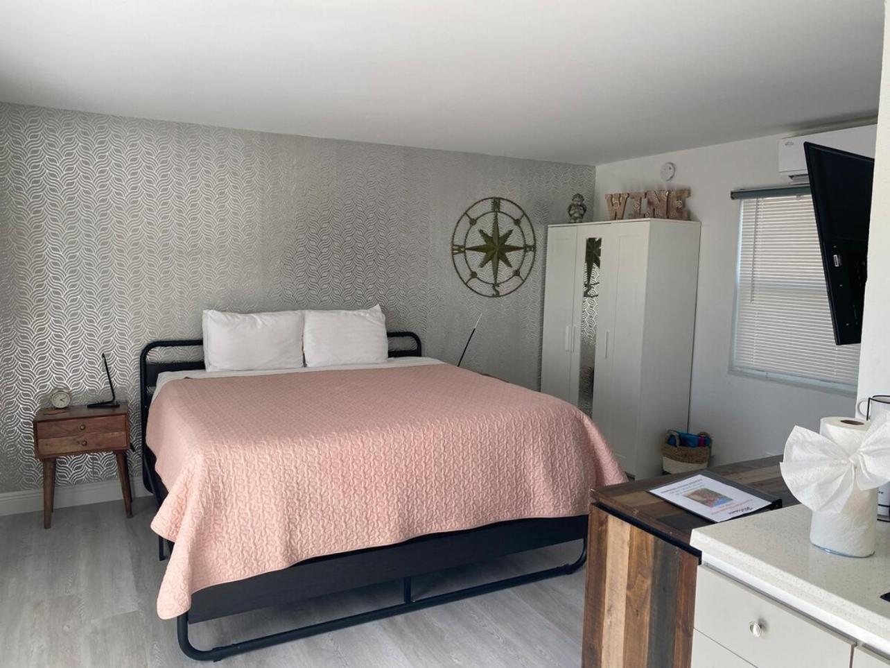 2 Min Walk To The Beach- Renovated King #2 *