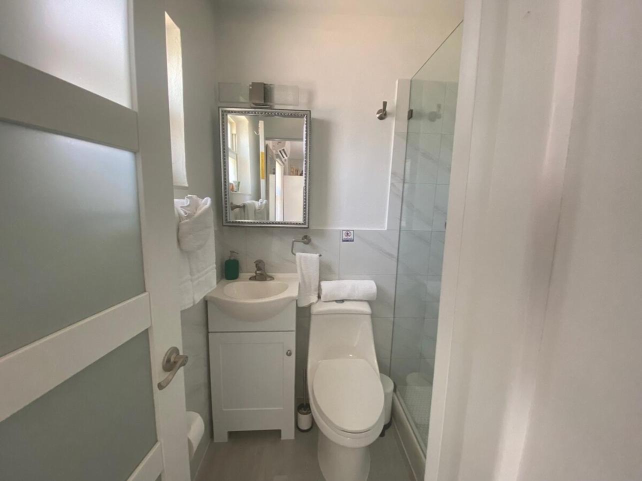 2 Min Walk To The Beach- Renovated King #2 Apartment