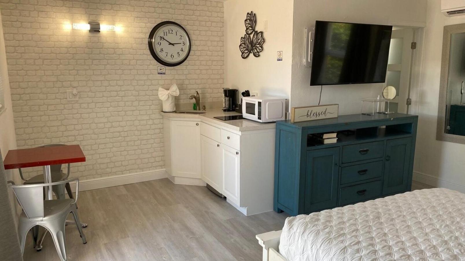 Steps To The -renovated Unit #1 Apartment Fort Lauderdale