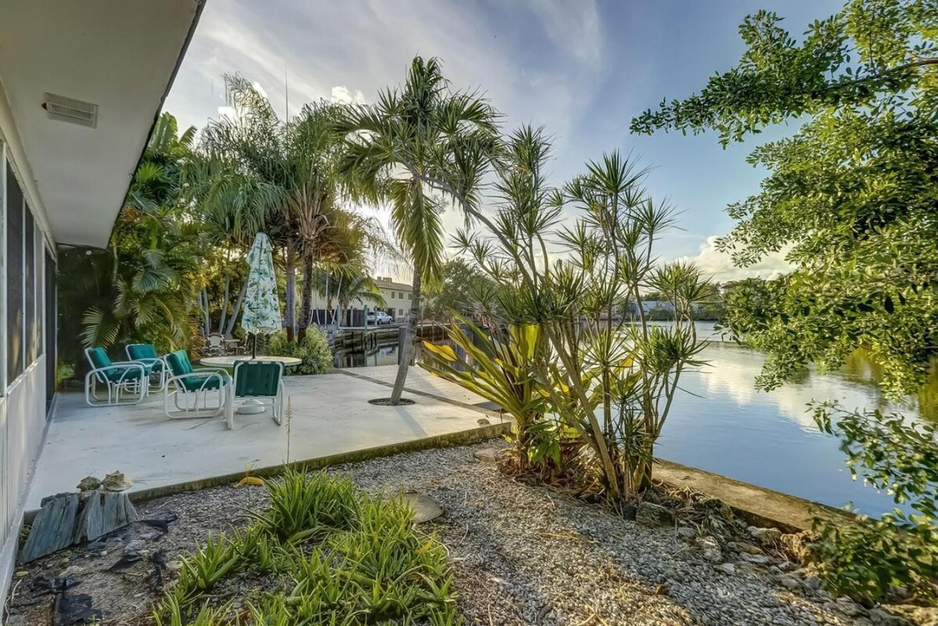 Apartment Waterfront Private Patio Pool