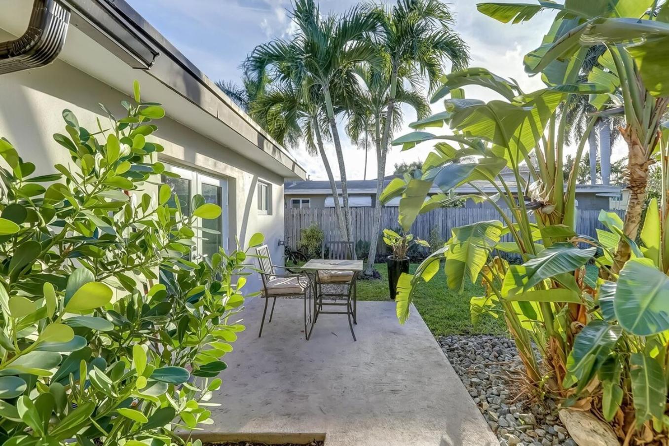 Apartment Waterfront Private Patio Pool *