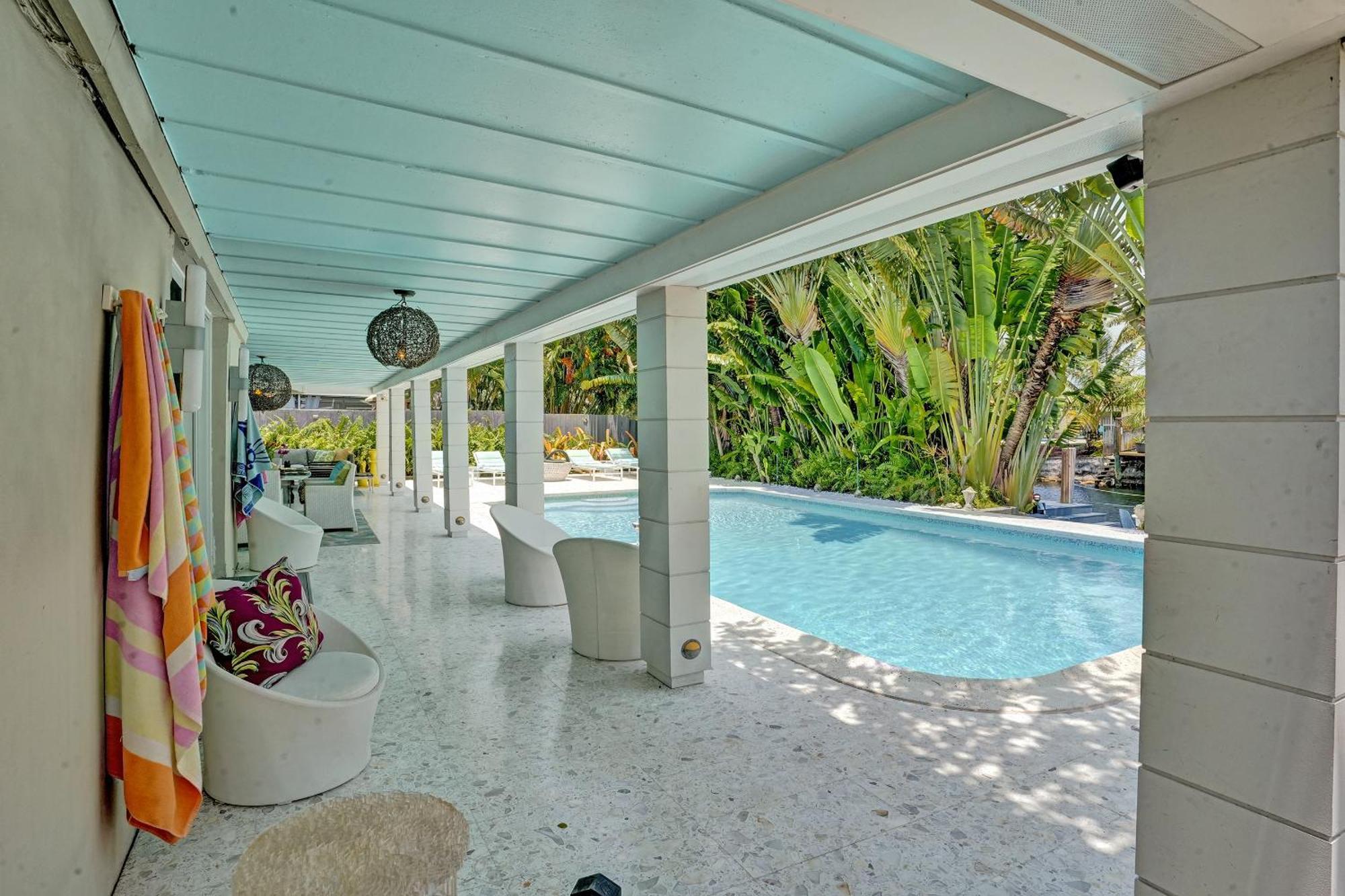 Holiday home New! Waterfront Heated Pool, Fishing Pier, Designer Touches, 2mi To *