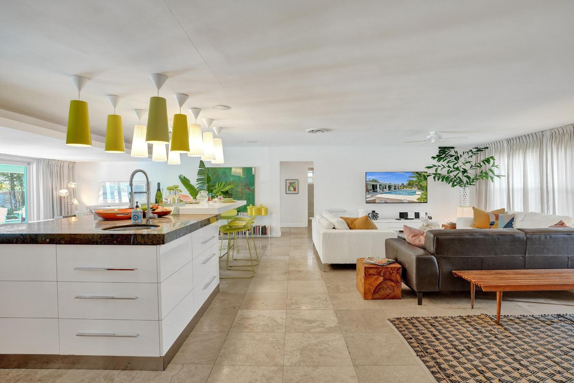 Holiday home New! Waterfront Heated Pool, Fishing Pier, Designer Touches, 2mi To
