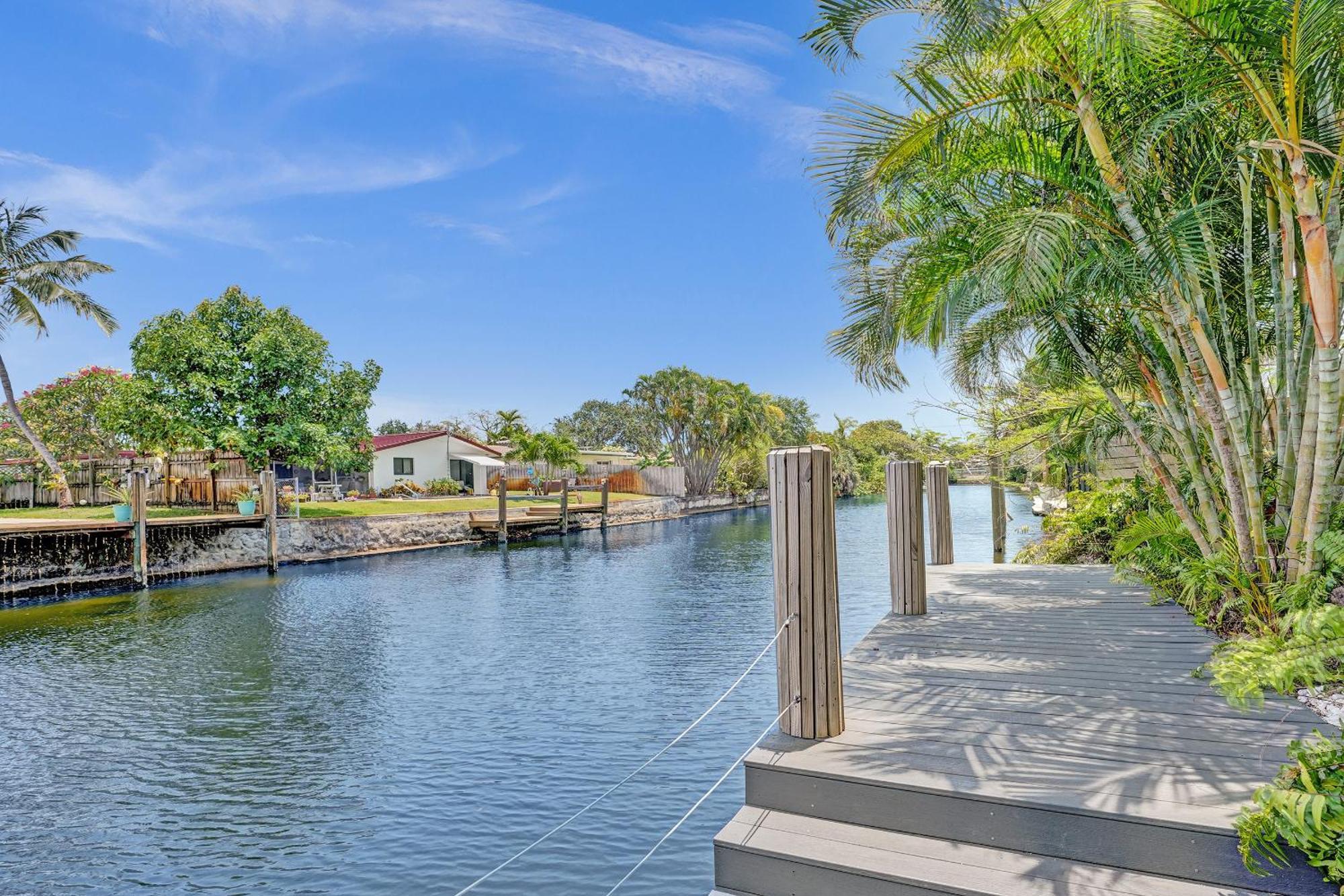 Holiday home New! Waterfront Heated Pool, Fishing Pier, Designer Touches, 2mi To