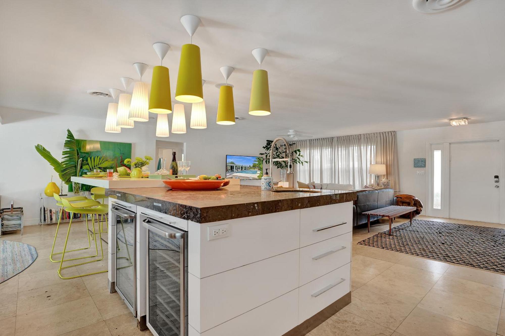 Holiday home New! Waterfront Heated Pool, Fishing Pier, Designer Touches, 2mi To Fort Lauderdale