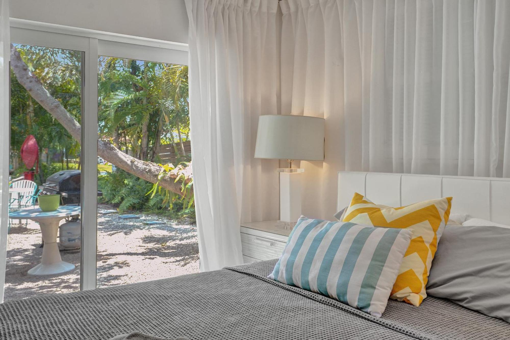 New! Waterfront Heated Pool, Fishing Pier, Designer Touches, 2mi To Holiday home Fort Lauderdale