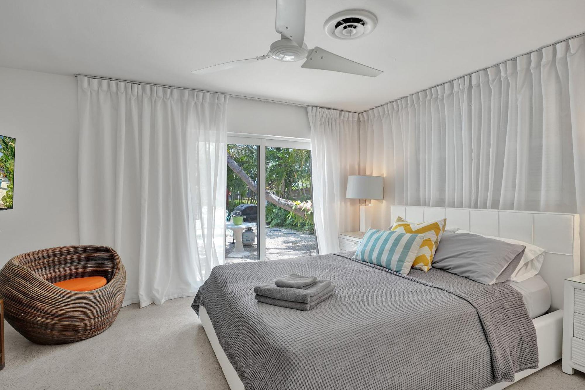 New! Waterfront Heated Pool, Fishing Pier, Designer Touches, 2mi To Holiday home Fort Lauderdale