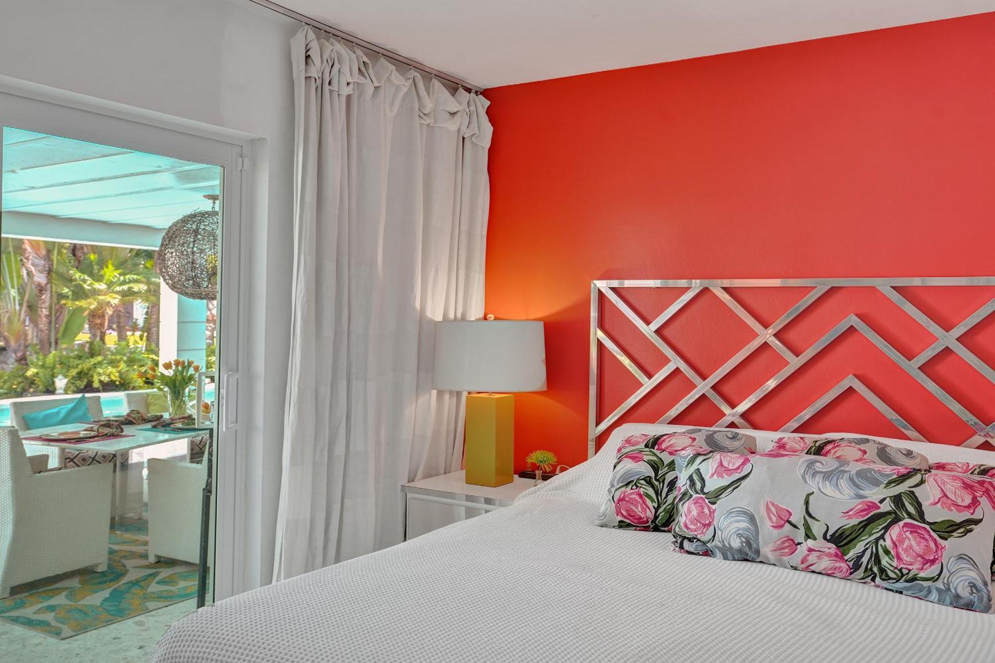 New! Waterfront Heated Pool, Fishing Pier, Designer Touches, 2mi To * Fort Lauderdale