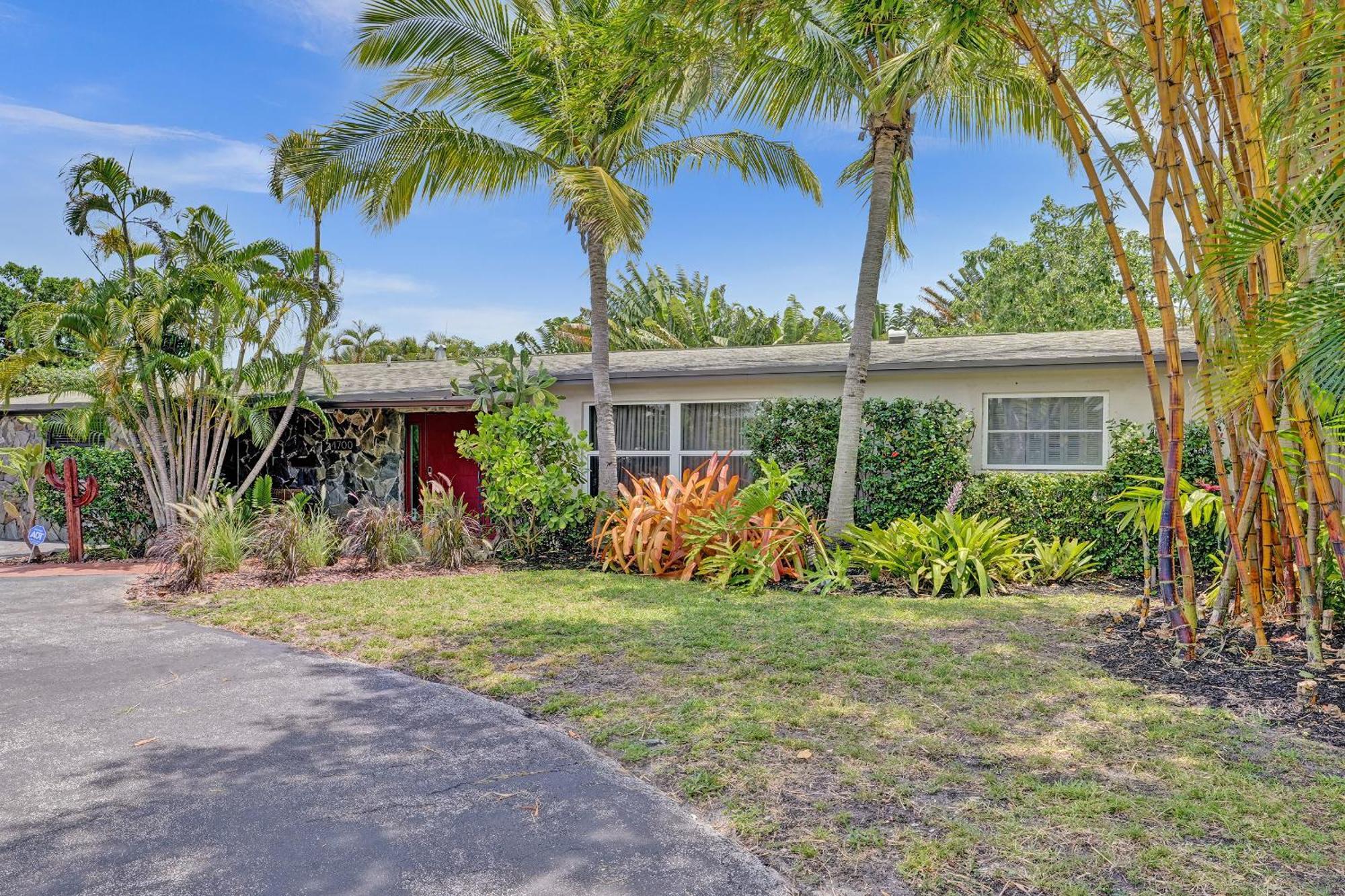 Holiday home New! Waterfront Heated Pool, Fishing Pier, Designer Touches, 2mi To *