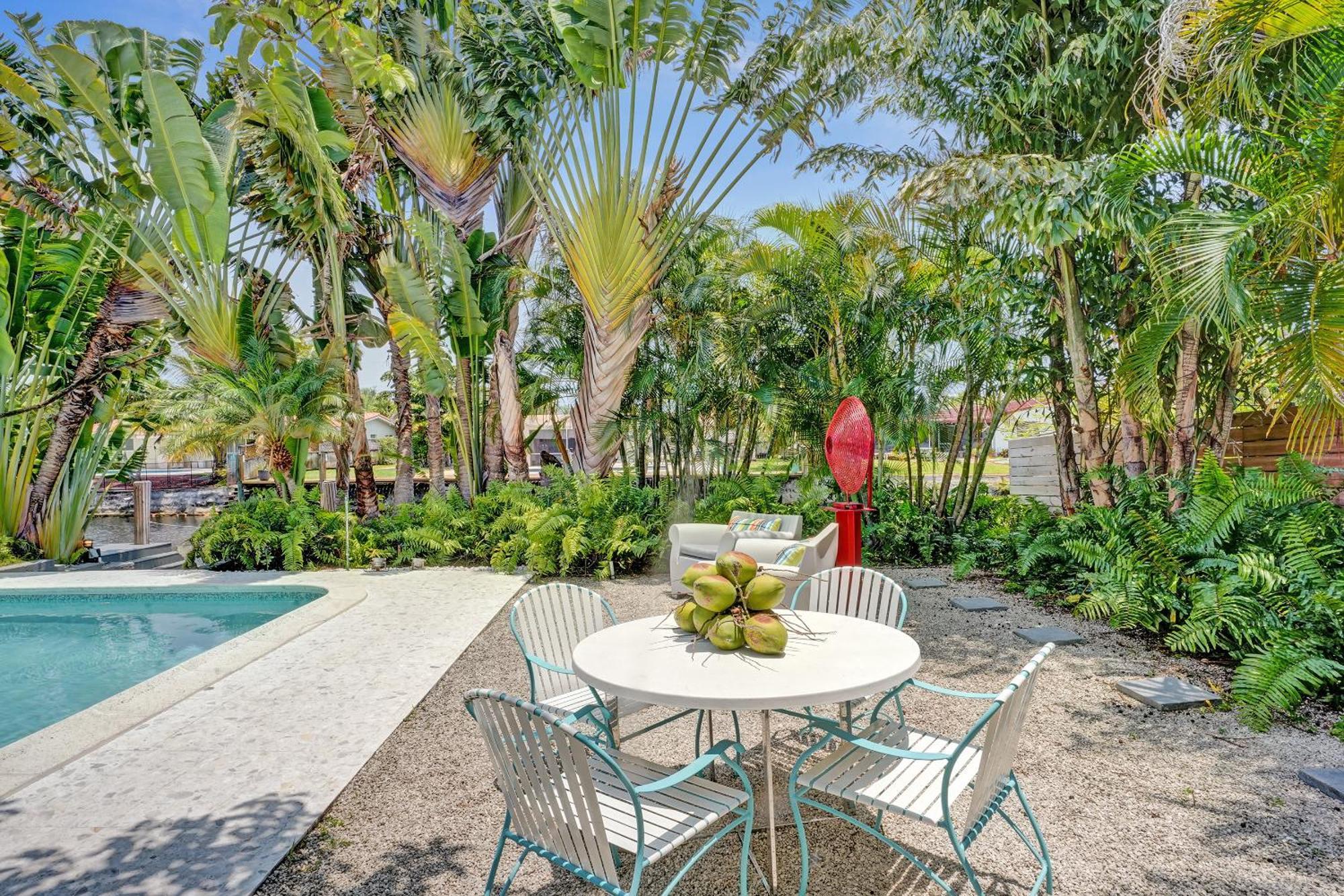 Holiday home New! Waterfront Heated Pool, Fishing Pier, Designer Touches, 2mi To