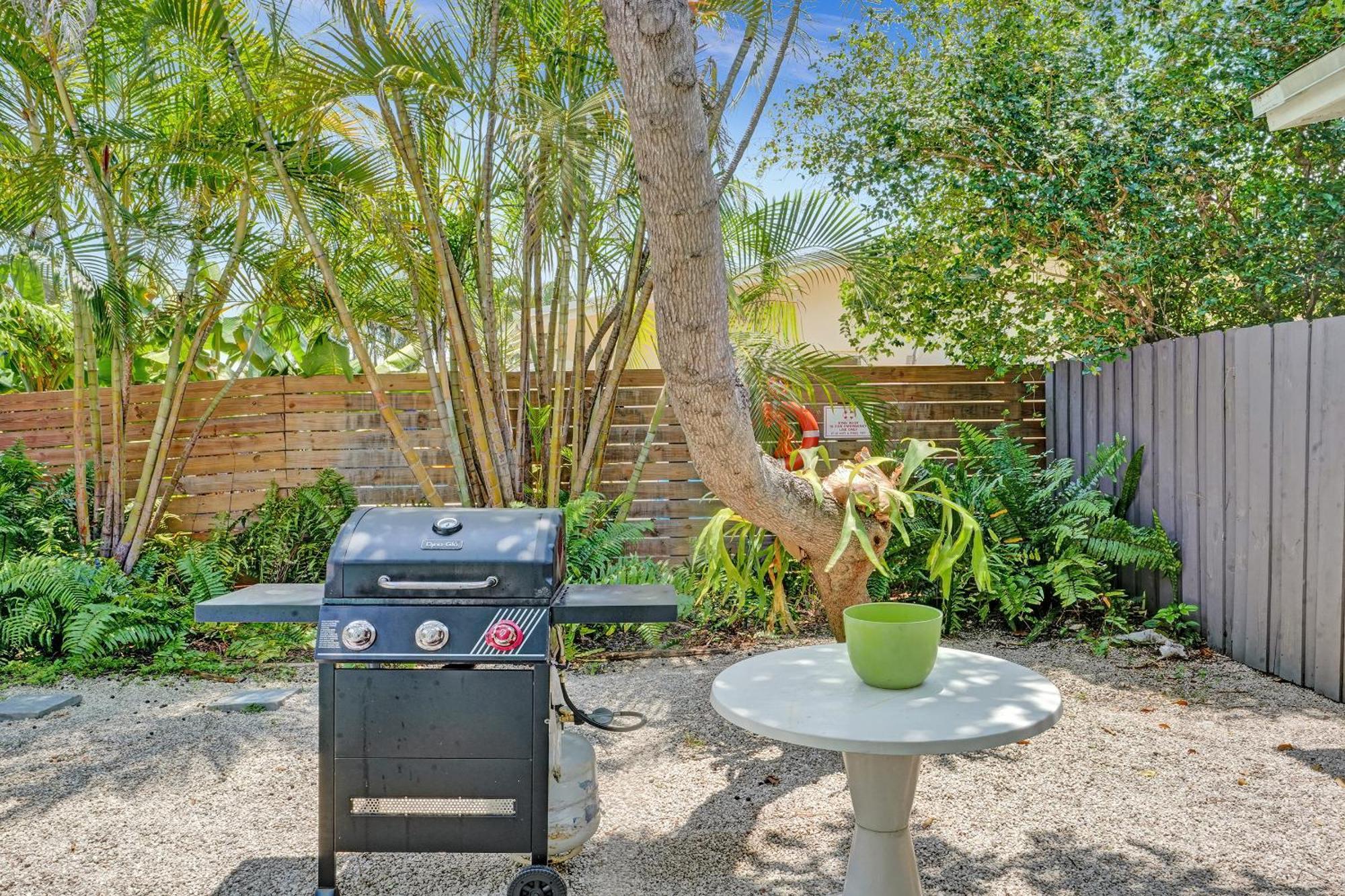 New! Waterfront Heated Pool, Fishing Pier, Designer Touches, 2mi To Holiday home *