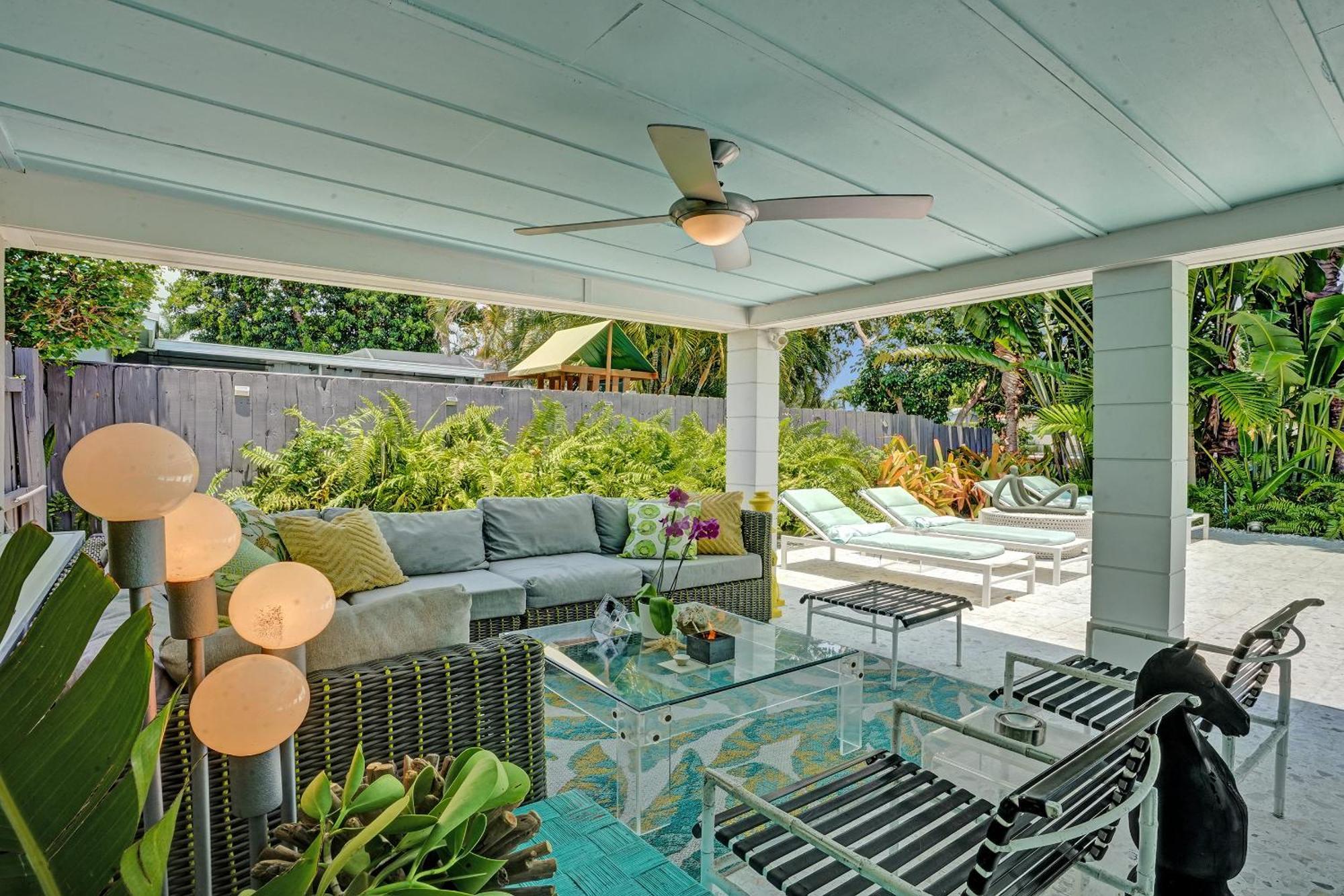 New! Waterfront Heated Pool, Fishing Pier, Designer Touches, 2mi To Holiday home Fort Lauderdale