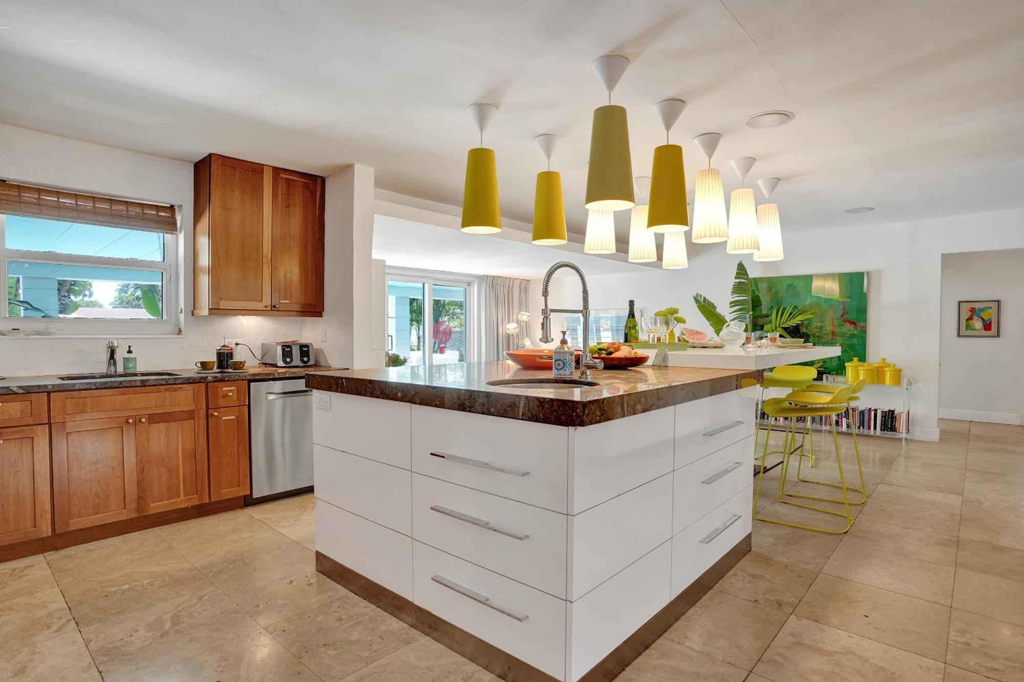 Holiday home New! Waterfront Heated Pool, Fishing Pier, Designer Touches, 2mi To Fort Lauderdale