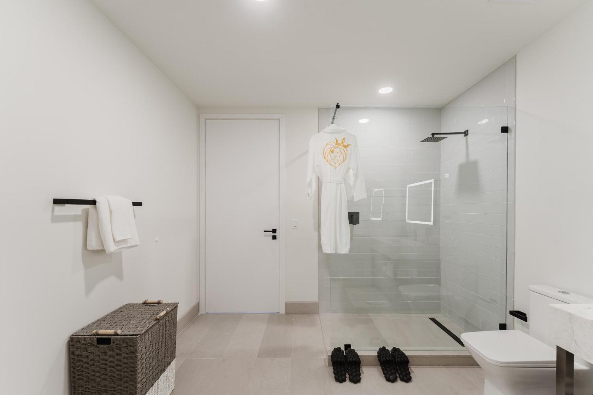 Luxe In Prime Location Apartment *