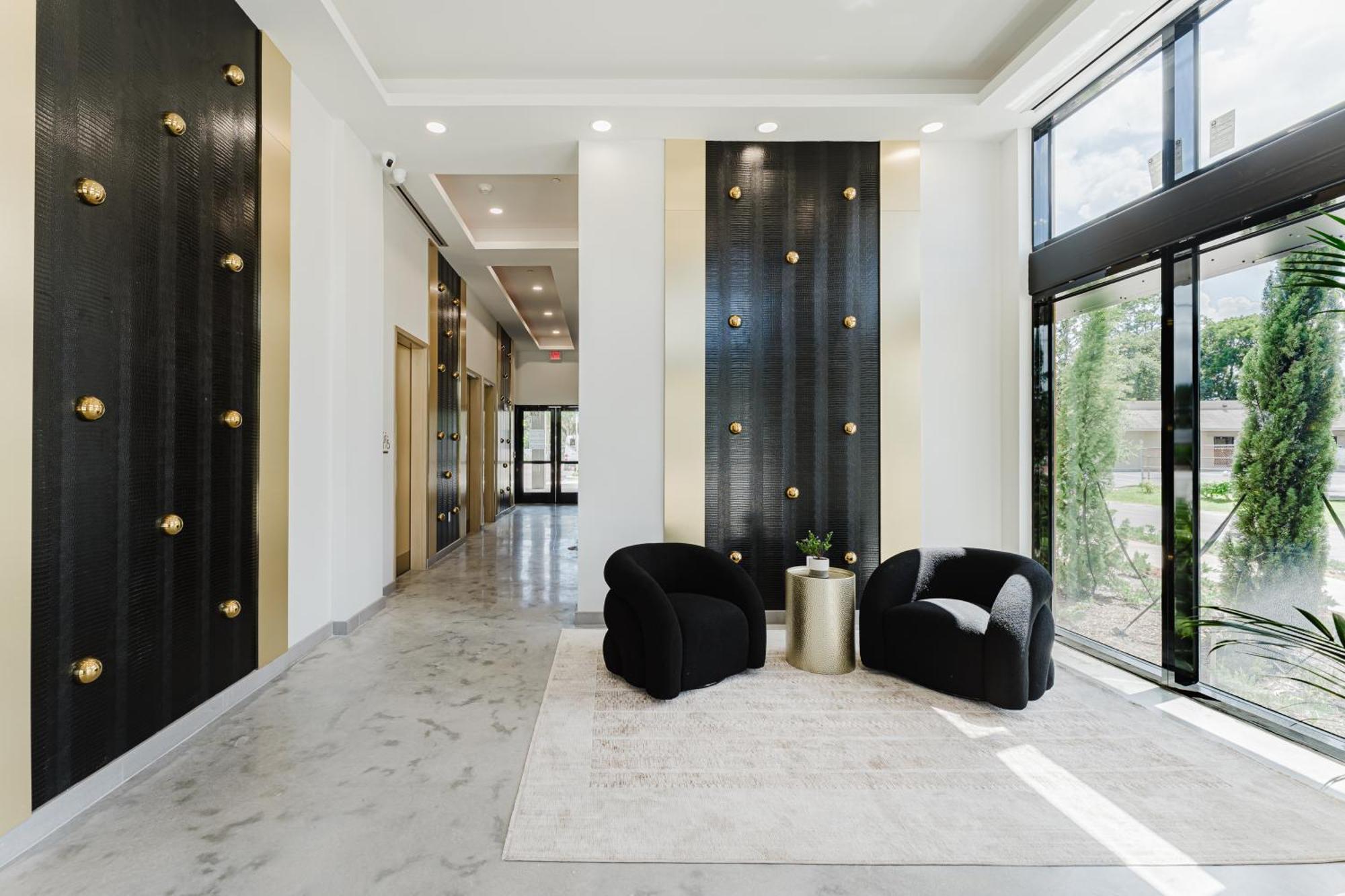 Luxe In Prime Location Apartment *