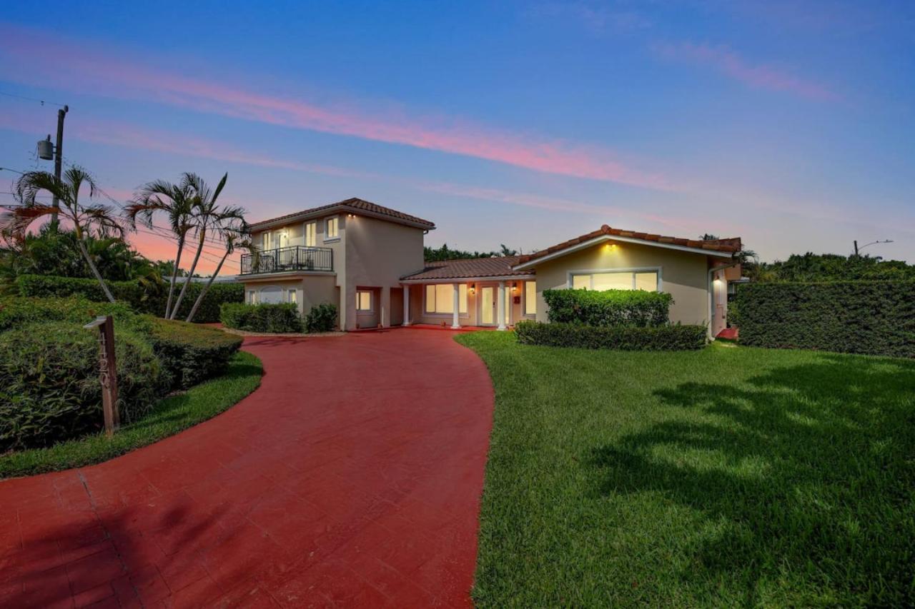 Stylish 2br 3ba With Heated Pool Walkable *
