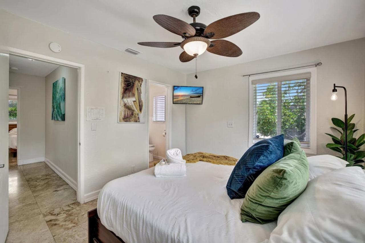 Stylish 2br 3ba With Heated Pool Walkable Holiday home *