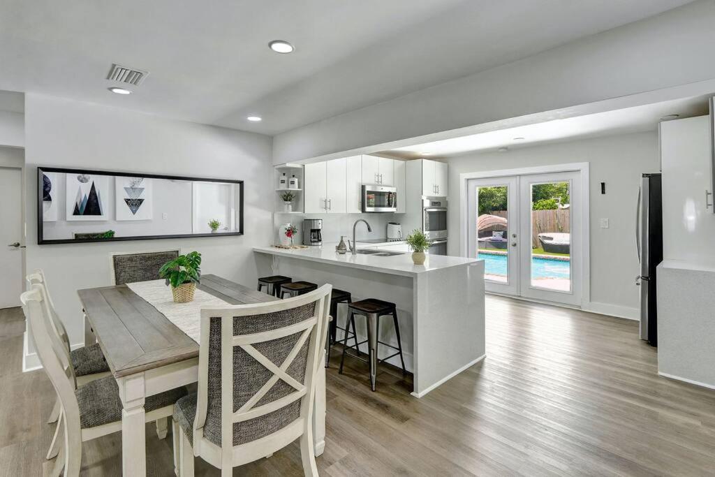 3br 2ba With Pool Near Nightlife And Beach! *