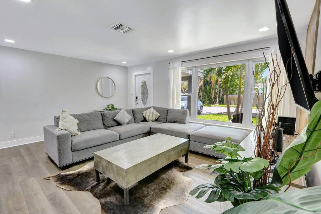 3br 2ba With Pool Near Nightlife And Beach!
