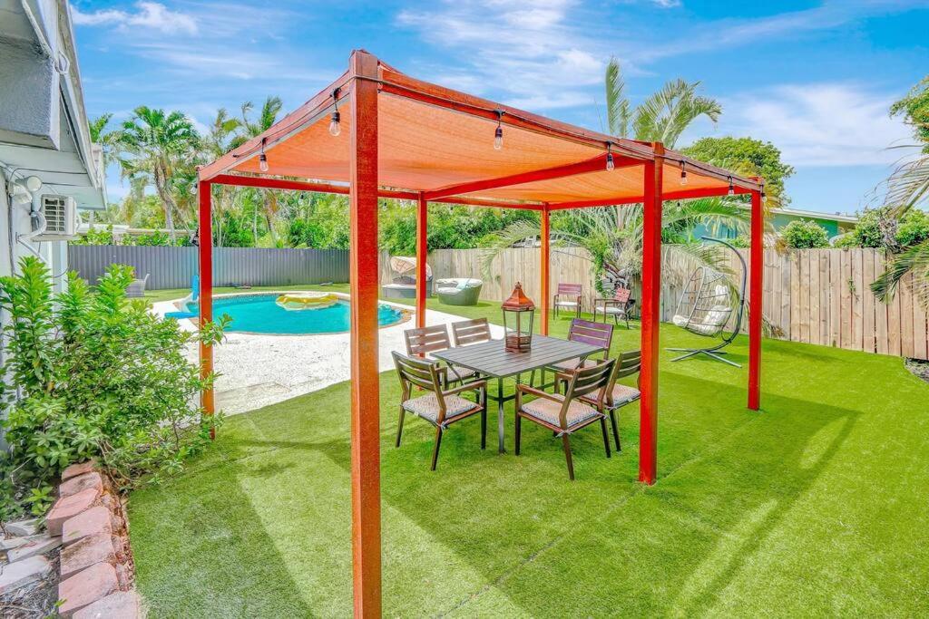 3br 2ba With Pool Near Nightlife And Beach! Holiday home